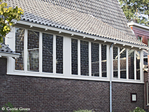 Glas- in- loodramen zijkant kerk met opgetild dak.
<br/>
Corrie Groen- Pickhard, 2015-08-07